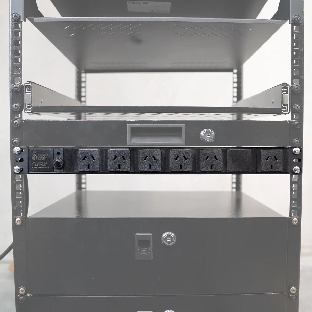 1RU 6 Way PDU with Overload Protection