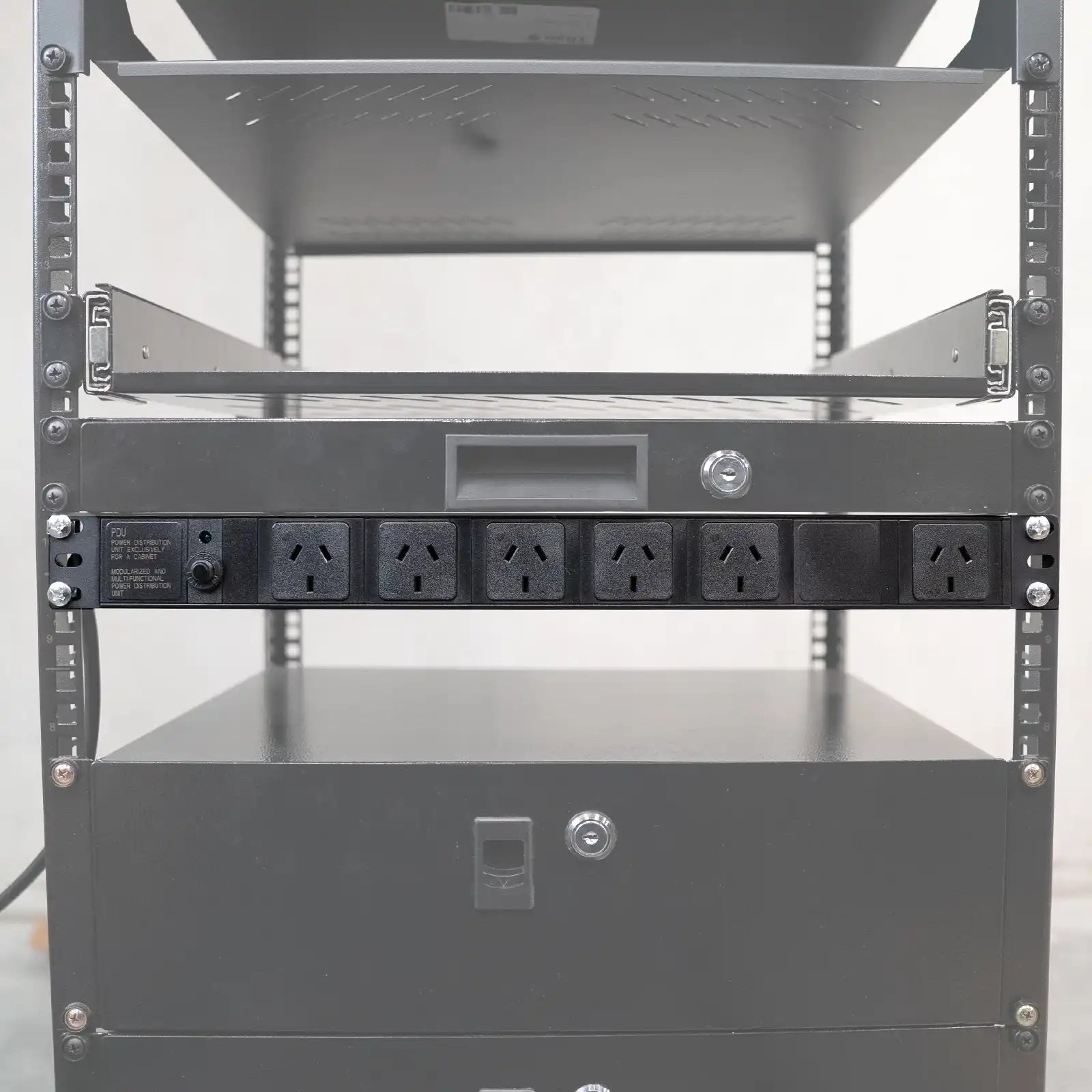 1RU 6 Way PDU with Overload Protection